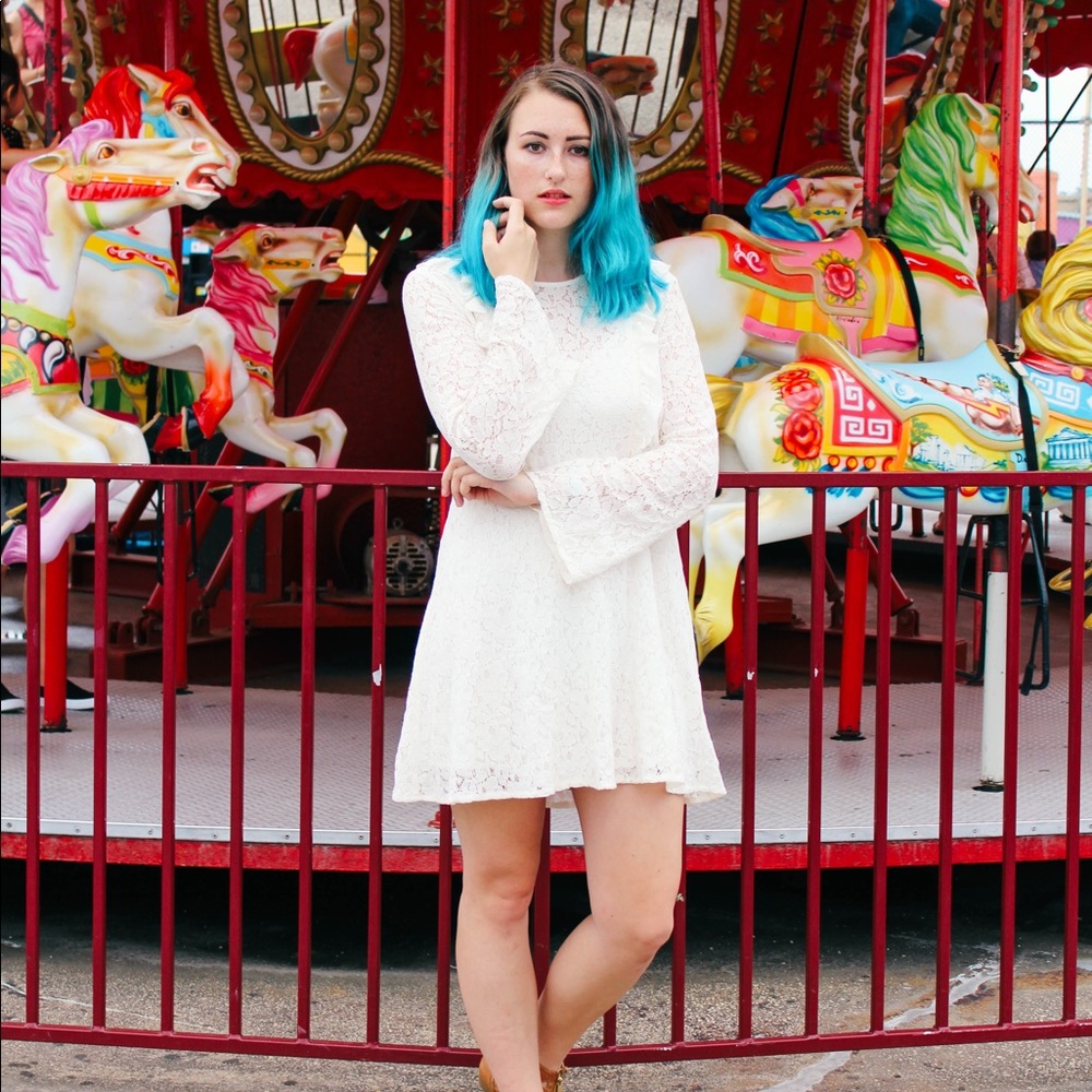 🌸5 FOR $20🌸 bell sleeve white lace dress